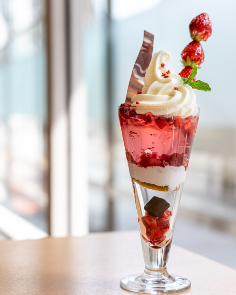 北海道ソフトクリームのいちごパフェ